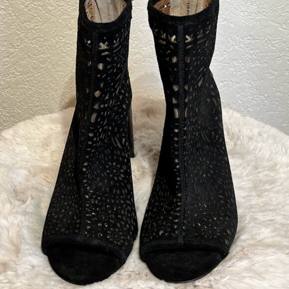 NEW Gianni Bini Pomma Suede Leather Cut Block Shootie. - Picture 6 of 6